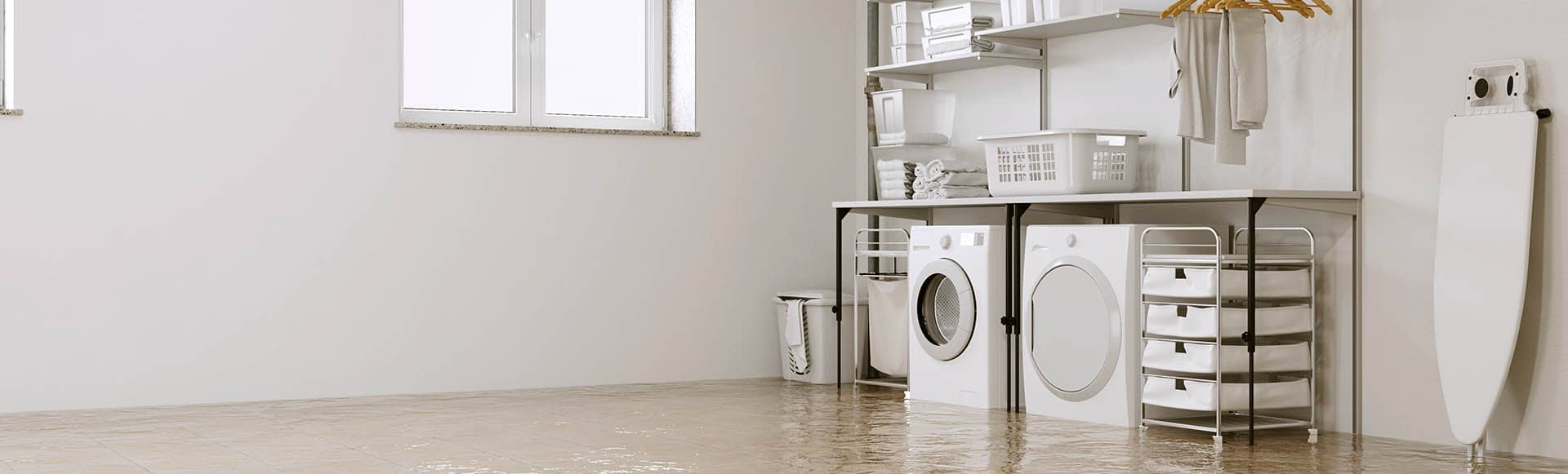 Kellerraum mit Waschmaschine und Trockner, überschwemmter Boden nach Wasserschaden – Beispielmotiv für Notfall- und Trocknungseinsatz.