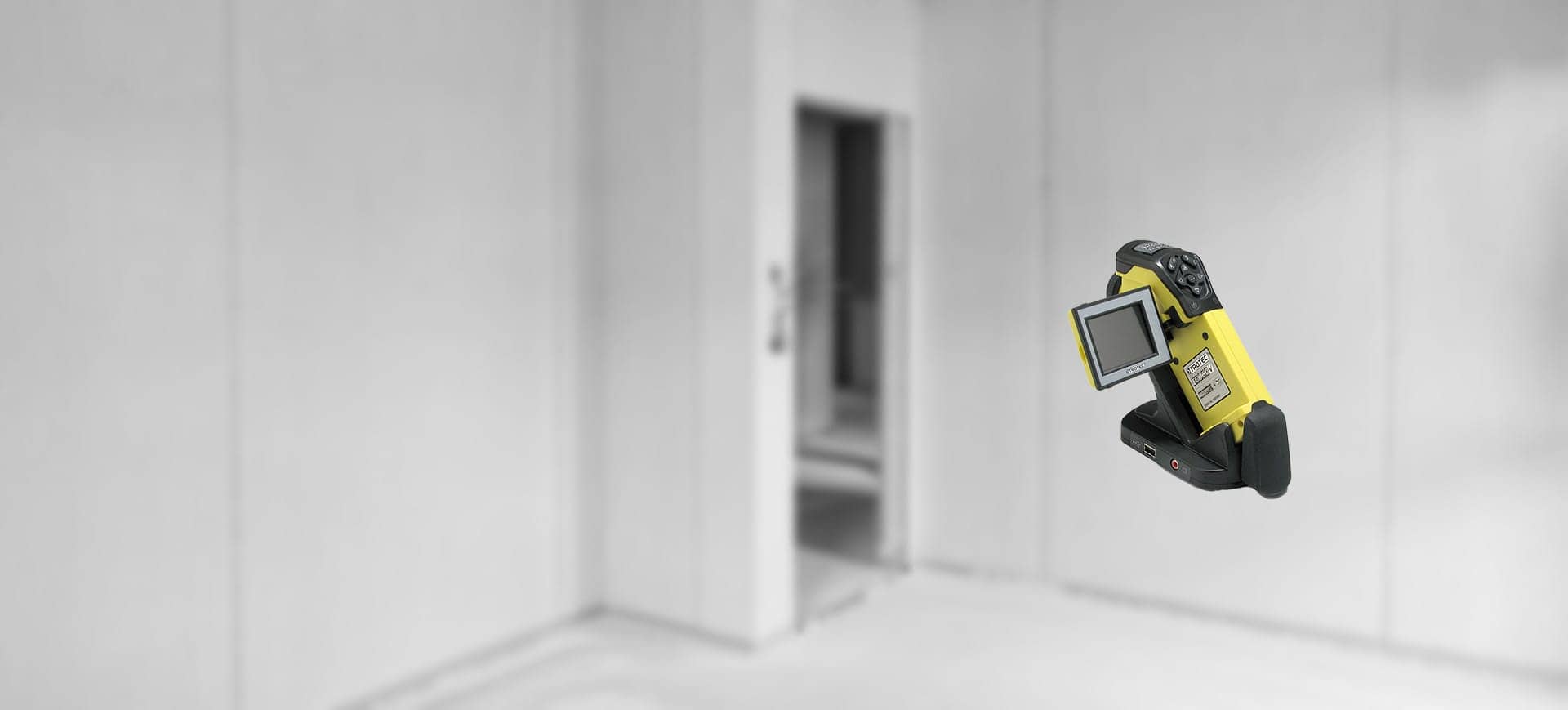 Gelbe Hand-Thermokamera EC060V mit Klappdisplay in modernem Innenraum – professionelles Messgerät zur Wärmebildanalyse und Feuchtigkeitsdiagnose.