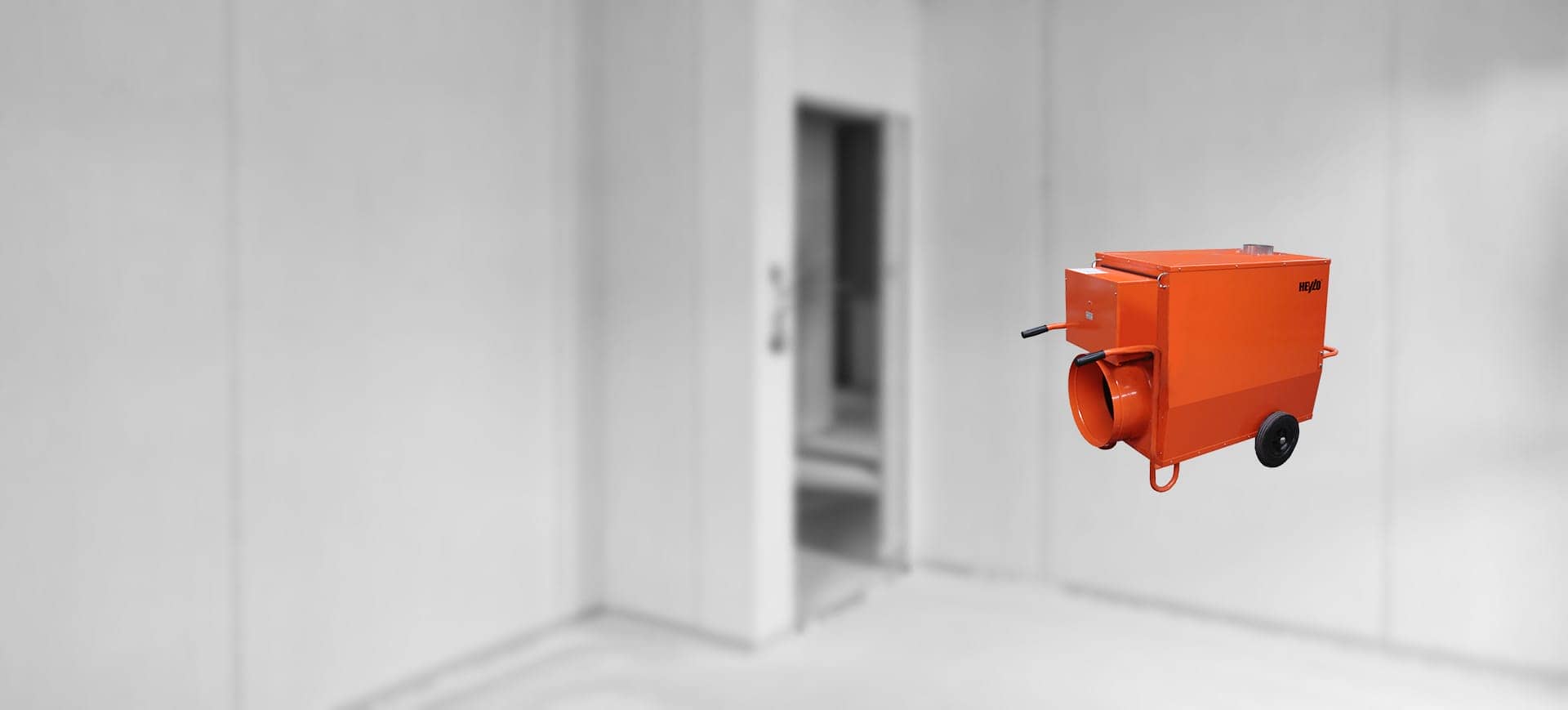 Oranger mobiler Heizlüfter K50 von Heylo mit Rädern und Luftauslass vor grauem Hintergrund – robustes Heizgerät für Bau- und Raumtrocknung.