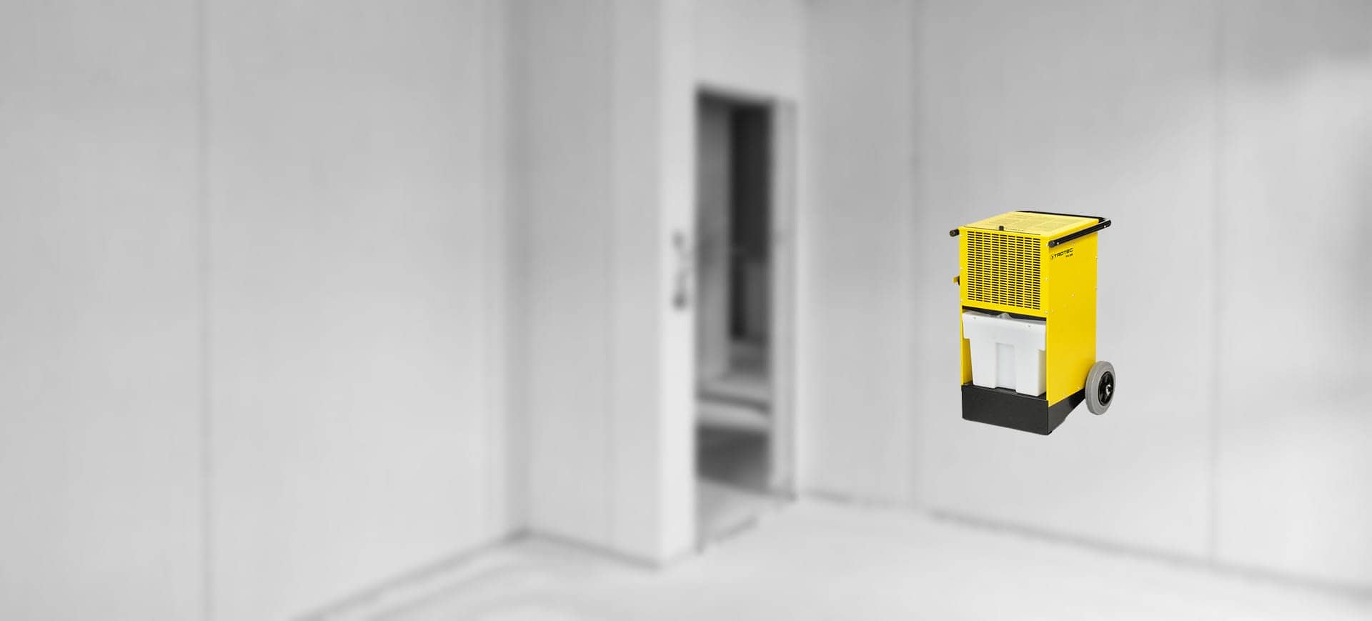 Gelber mobiler Luftentfeuchter TTK200 auf Rollen mit integriertem Wasserbehälter – kompaktes Trocknungsgerät zur Entfeuchtung von Räumen und Baustellen.